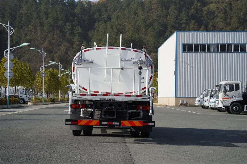 【汉成牌】东风天锦VR-180马力洒水车 13方（燃油车）